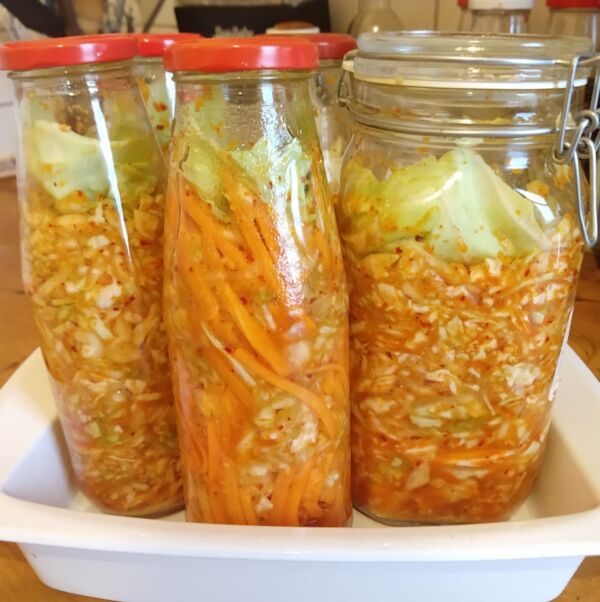 Drei Gläser mit fermentiertem Gemüse