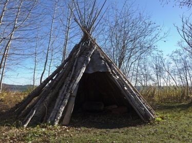 Teepee gebastelt aus Ästen