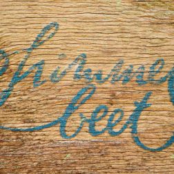 Fotos vom Logo des himmelbeets (Schriftzug) auf ein Hochbeet aus Holz gedruckt