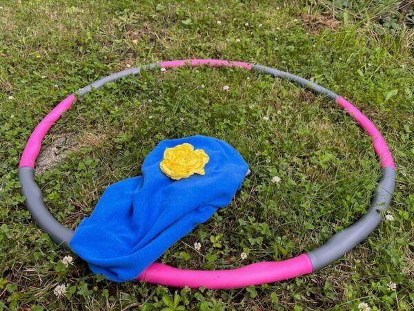 Hula-Hoop mit gelbenem Rose und blauem Textil