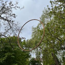 Ein Hula Hoop in der Luft