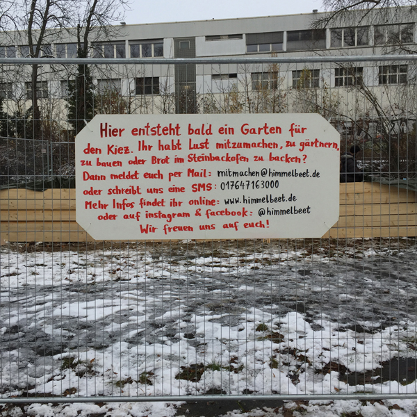 Bauzaun mit Schild. Darauf steht: Hier entsteht ein Garten für den Kiez. Ihr habt Lust mitzumachen, zu gärtnern zu baueno der Brot im Steinbackofen zu backen?n